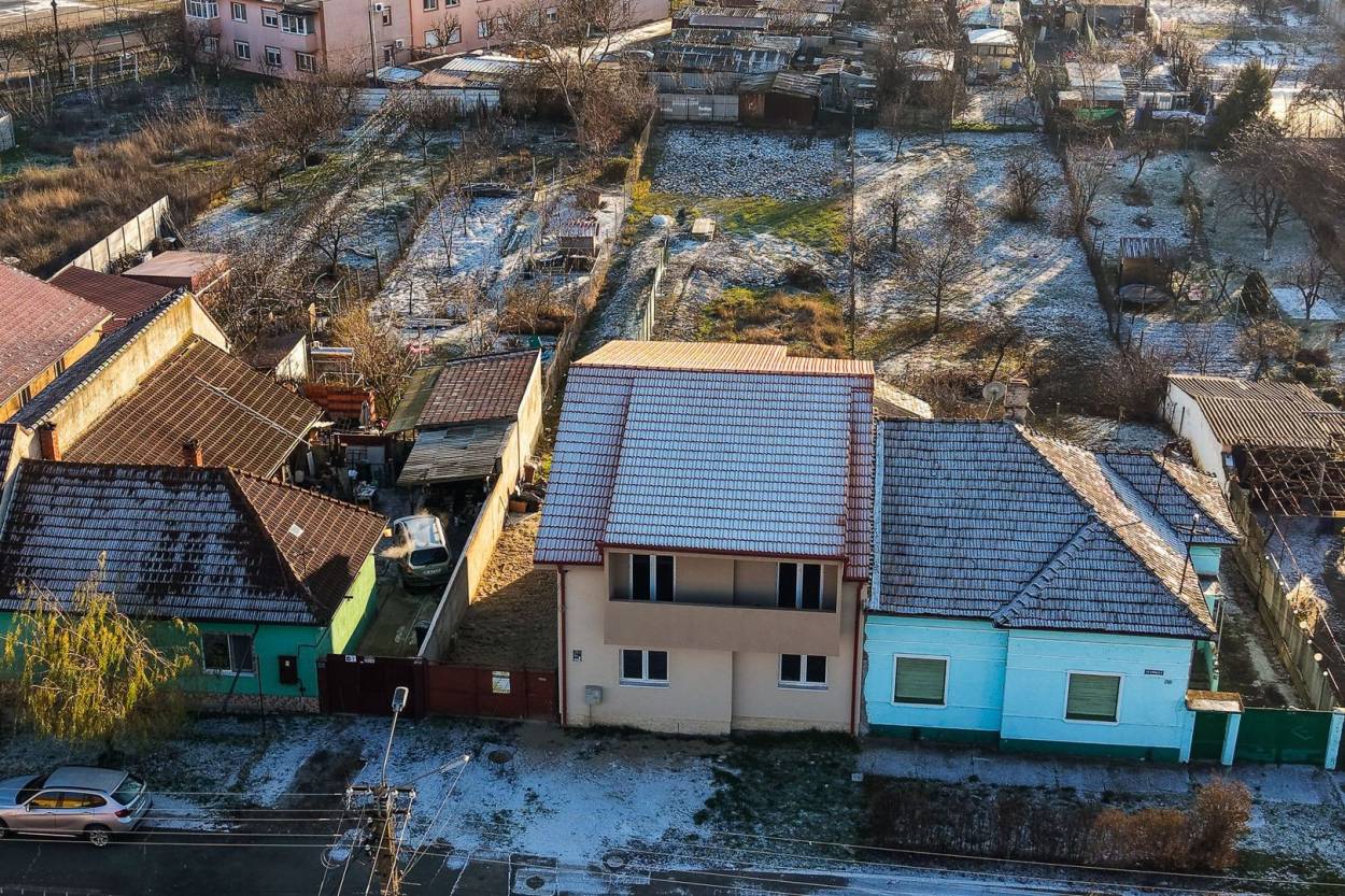 Vanzare casa/vila  4 CAMERE in Arad, Aradul Nou, 233.35 mp