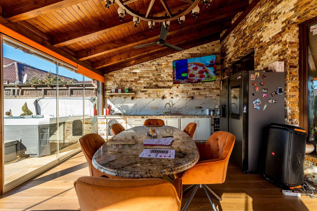 Vanzare casa/vila  5 CAMERE in Arad, Aradul Nou, 280 mp