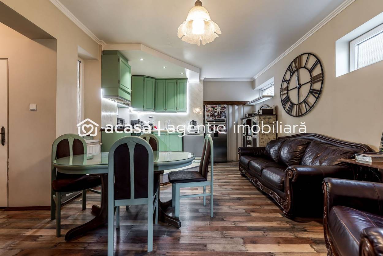 Vanzare casa/vila  8 CAMERE in Arad, Sega, 350 mp