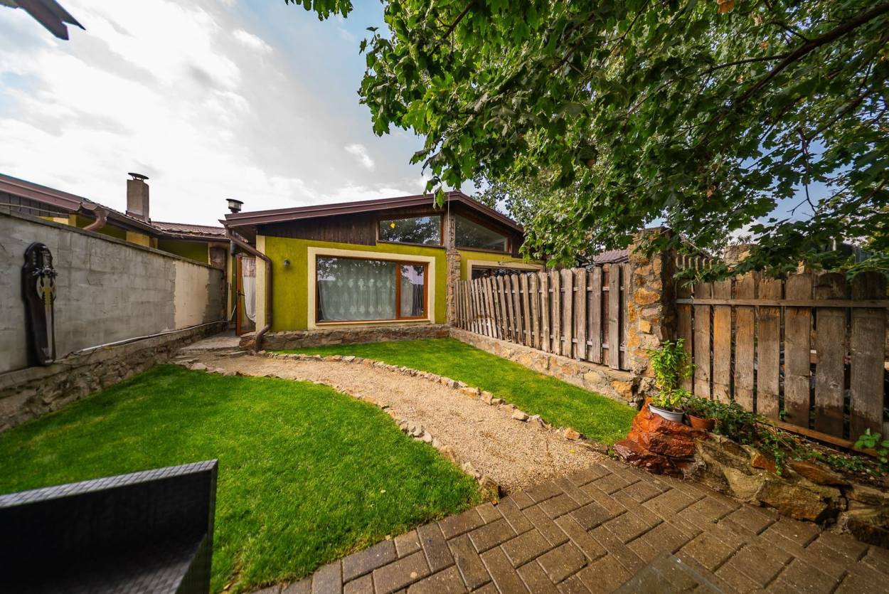 Vanzare casa/vila  3 CAMERE in Arad, Cartierul Verde, 116 mp