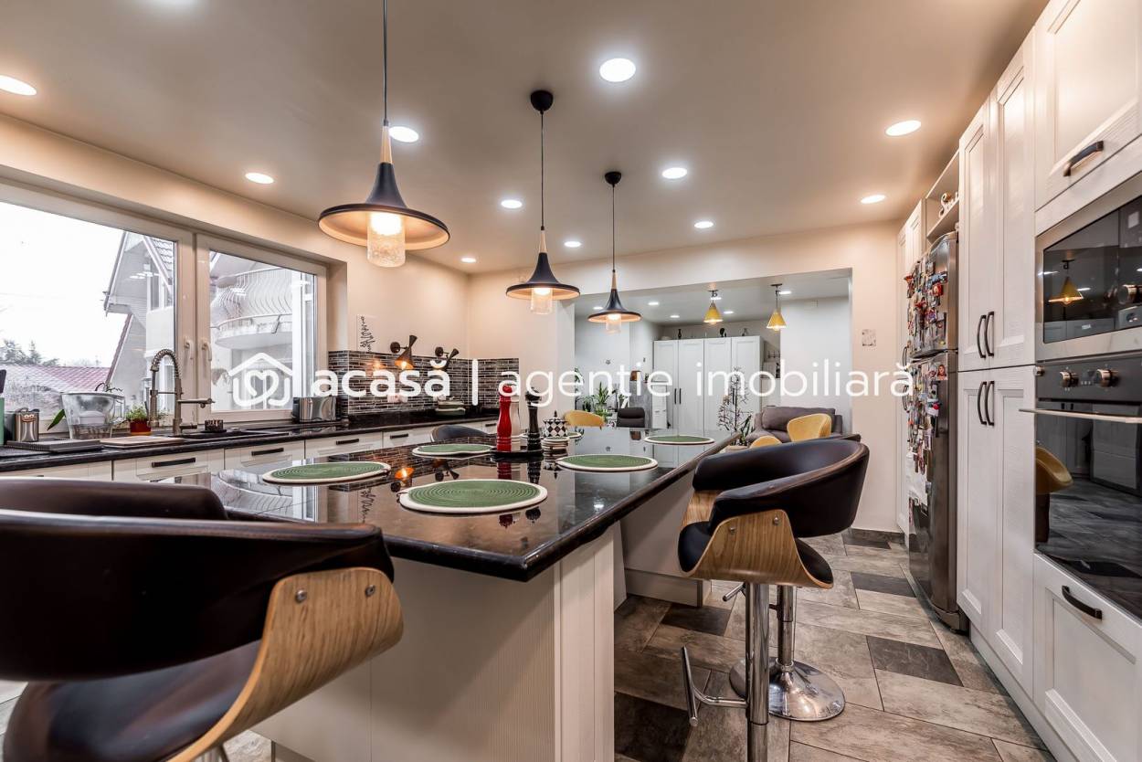 Vanzare casa/vila  5 CAMERE in Arad, Aradul Nou, 247 mp